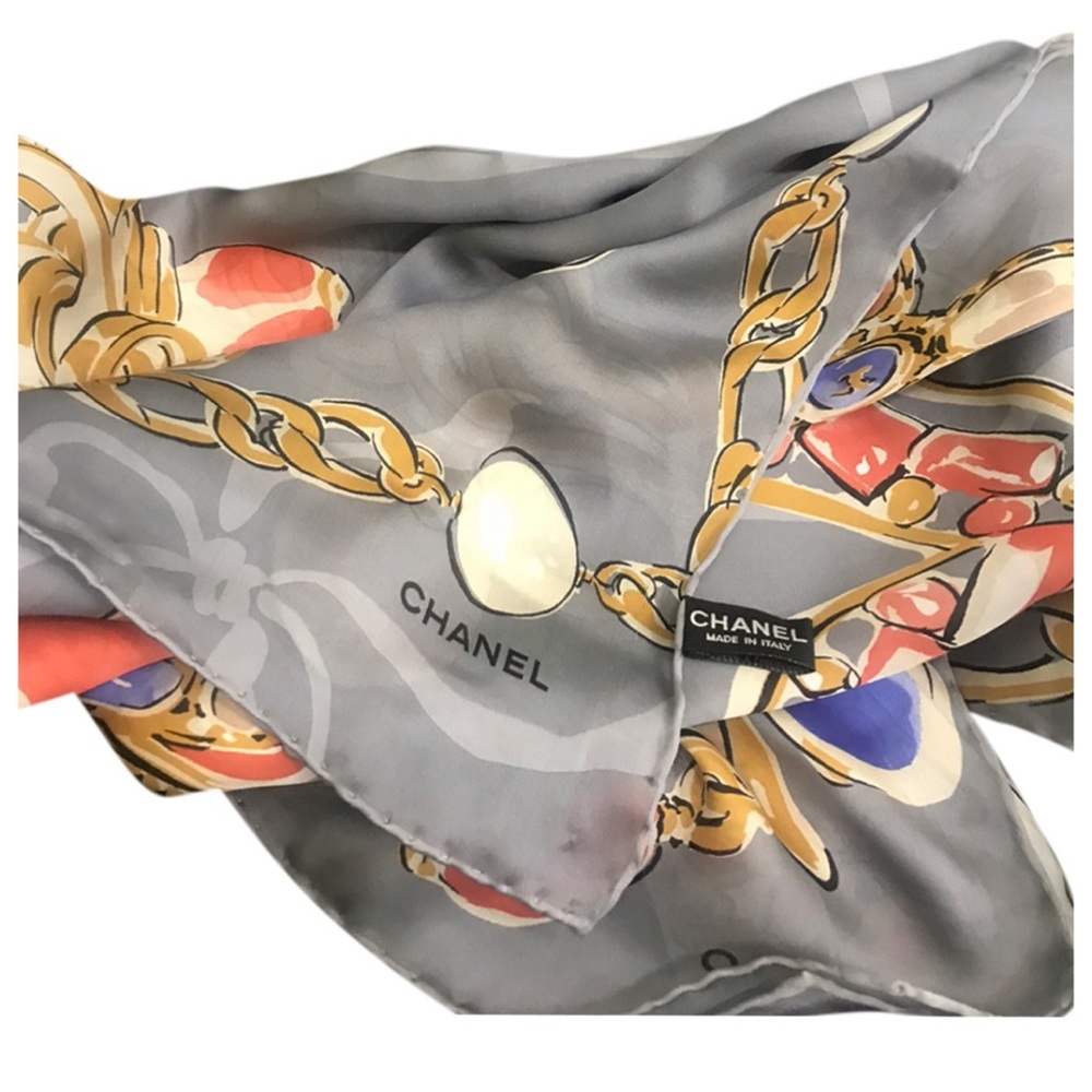 Chanel Scarf in pure silk, Large light grey CC center logo 90cm X 90cm